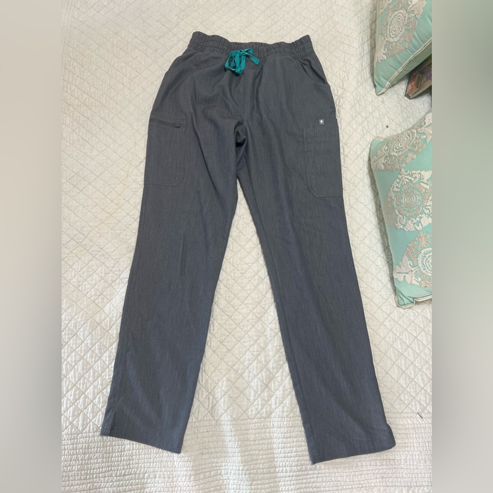 Worn TWICE! Beautiful Graphite Grey Figs Yola Skinny Leg Scrub Pants! Med Tall